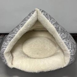 NEW K&H Self-Warming Hut cat small dog bed. Never used. Purchased, took tags off and was too small.