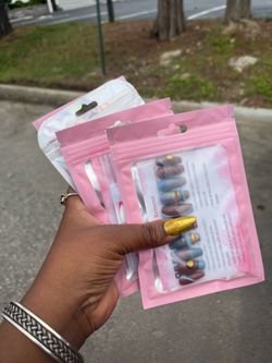 Press on nails