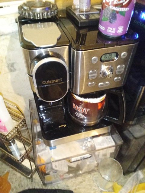 New Never Used Cuisinart Bruised Coffee With A Coffee Pot It Does Keurig Pots Single Cups It Also Makes Iced Tea And Other Drinks
