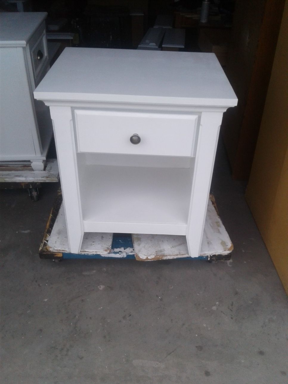 White one drawer night stand