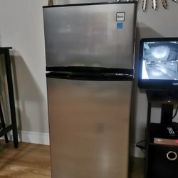 Compact Refrigerator 