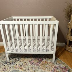 Mini Crib - Like new 