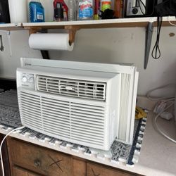 FAC085J7A2 Frigidaire Air Conditioner 7700 BTU in excellent condition working 