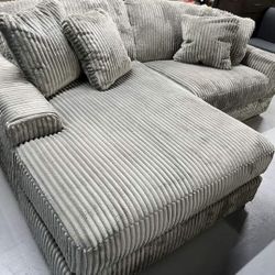 Lindyn Fog 2pc LAF Chaise Sectional