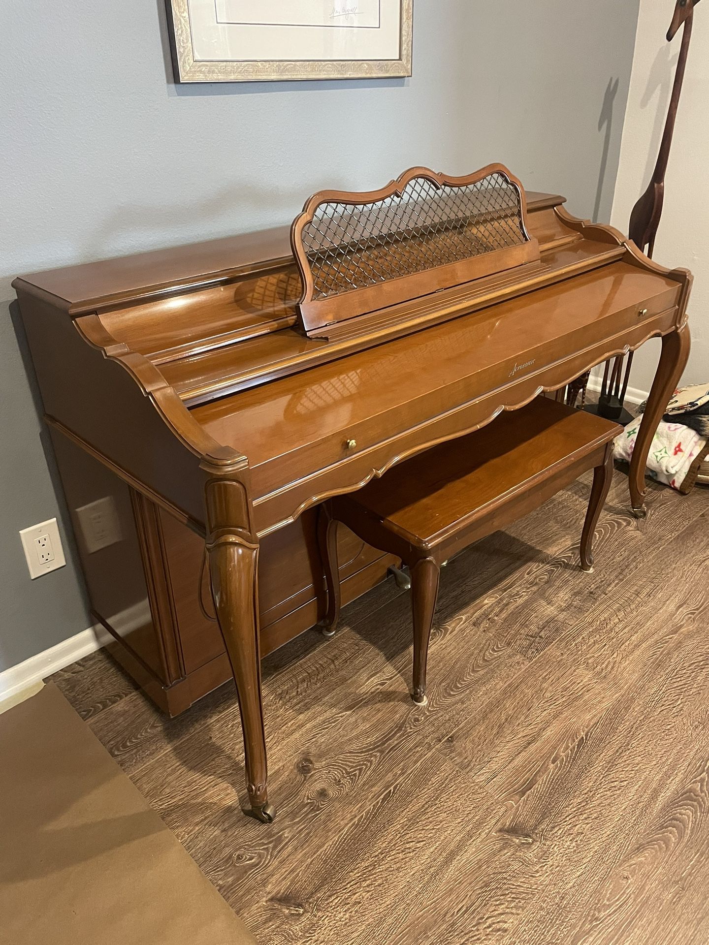 Vintage Aerosonic upright piano in excellent condition. p/u only as is. 