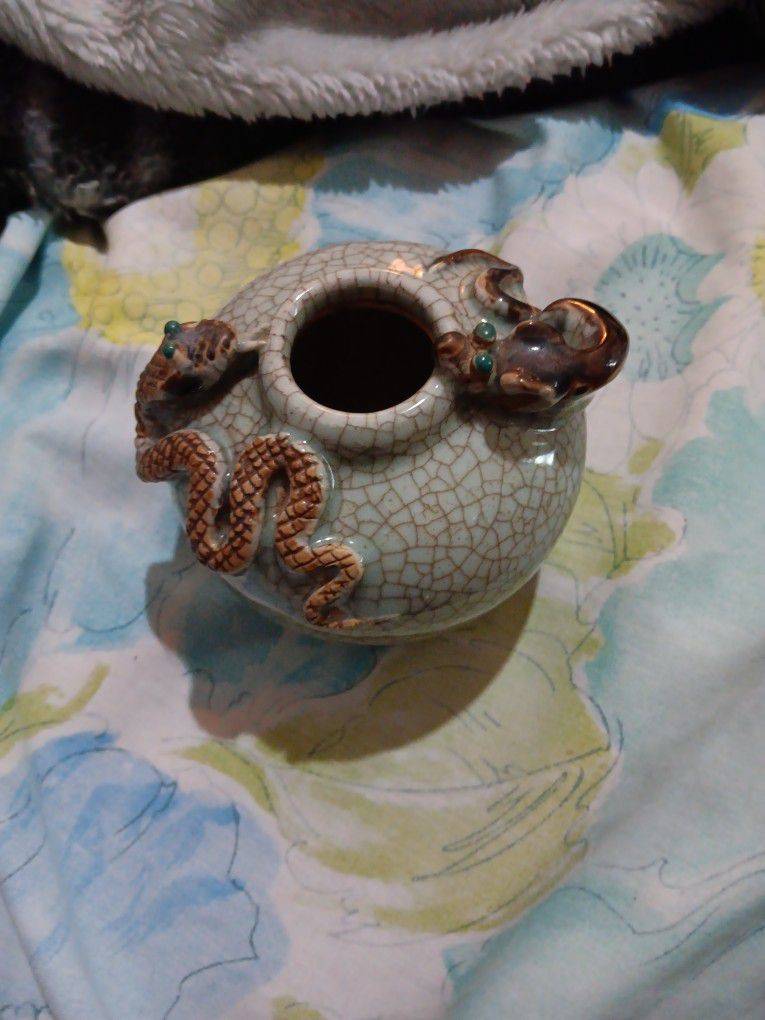 Is chinese pottery Vase