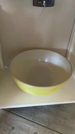 PYREX yellow bowl vintage