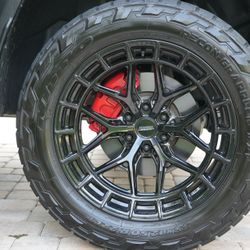 Set of 4 22in Vossen wheels on 35in tires 