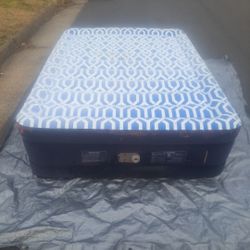 BESTWAY EXTRA THICK QUEEN SIZE BLOW UP MATTRESS