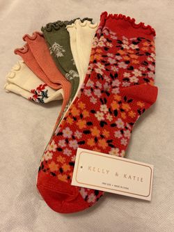 Kelly & Katie Ditsy Floral Women's Ankle Socks Lettuce Topline |  Ruffled Edge - 5-Pack  These floral ankle socks from Kelly & Katie bring a fresh, pl