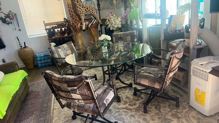 Beautiful Dining room table with chairs