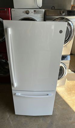 White GE Bottom Freezer Fridge with Adjustable Shelves