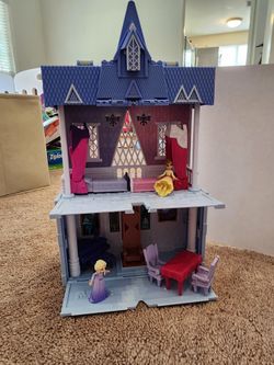 Disney Frozen 2 travel play set.