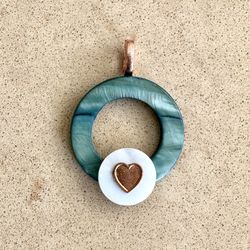 🧡 Beautiful turquoise shell open circle pendant with copper heart on white shell circle