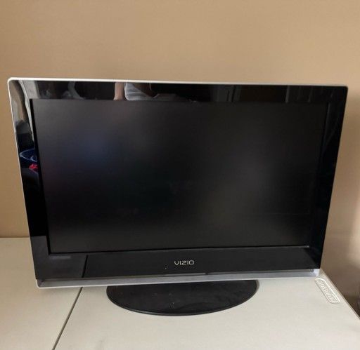 Working VIZIO 26" Flat Screen TV Monitor Model VW26L, HDMI1/HDMI2 without Control Remote