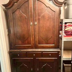 Cabinet/ Armoire