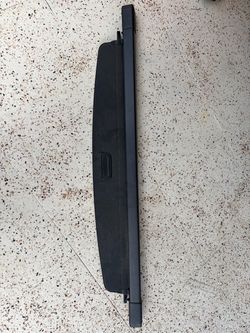 OEM VW Atlas Retractable Cargo Cover / Privacy Shade – Excellent Condition