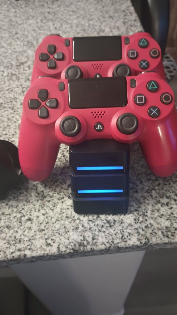 2 PS4 Controllers And Rapid Charger/Dock Station