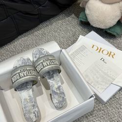 Fashionable printed slippers
