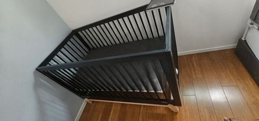 Graco Baby Crib with Natural Wood Legs