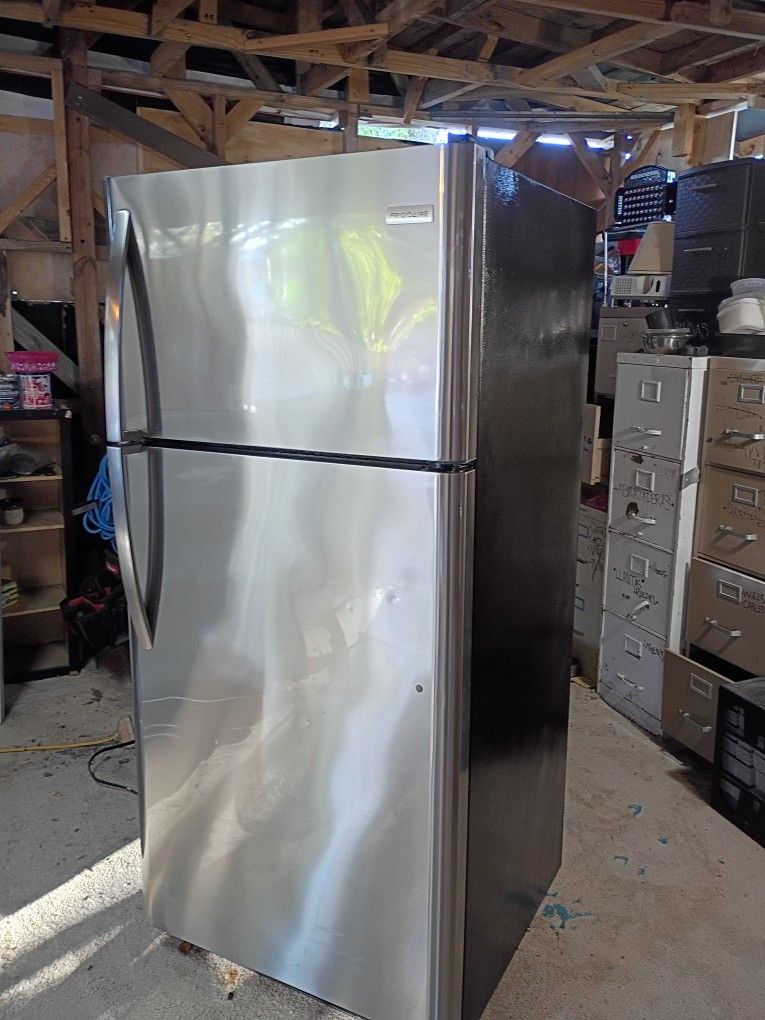 Frigidaire Refrigerator Stainless steel doors with black 