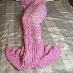 Knitted Mermaid Tail Blanket Pink