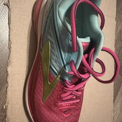 Woman's Size 7.5 Brooks Shoes. Only Worn Once.