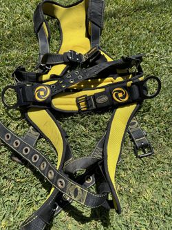 GUARDIAN 21036 cyclone construction harness with QC chest/QC leg/TB waste belt/side D rings, black, and yellow great con..$150