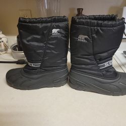 NEW SOREL UNISEX SNOW BOOTS.  MEN'S SIZE 7 /  FOR WOMEN'S  WEAR SIZE 9. FIT FIGHT. $50 FIRM PRICE. 