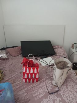 Cama Queen Con Colchón Y Una Mesita De Noche