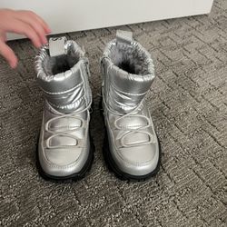 Size (6) Toddler Snow Boots