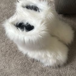 Furry White boots