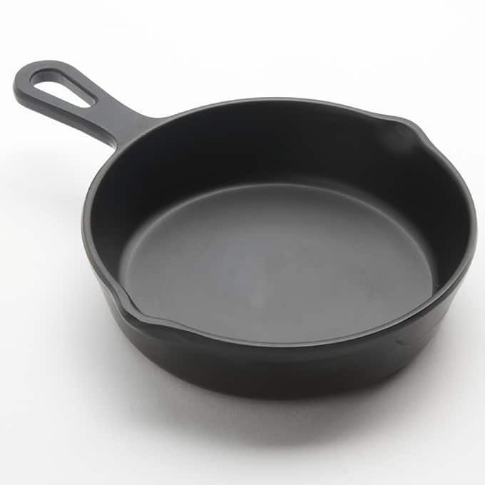 American Metalcraft MFP41 7 oz. Black Round Faux Cast Iron Melamine Fry Pan Server
