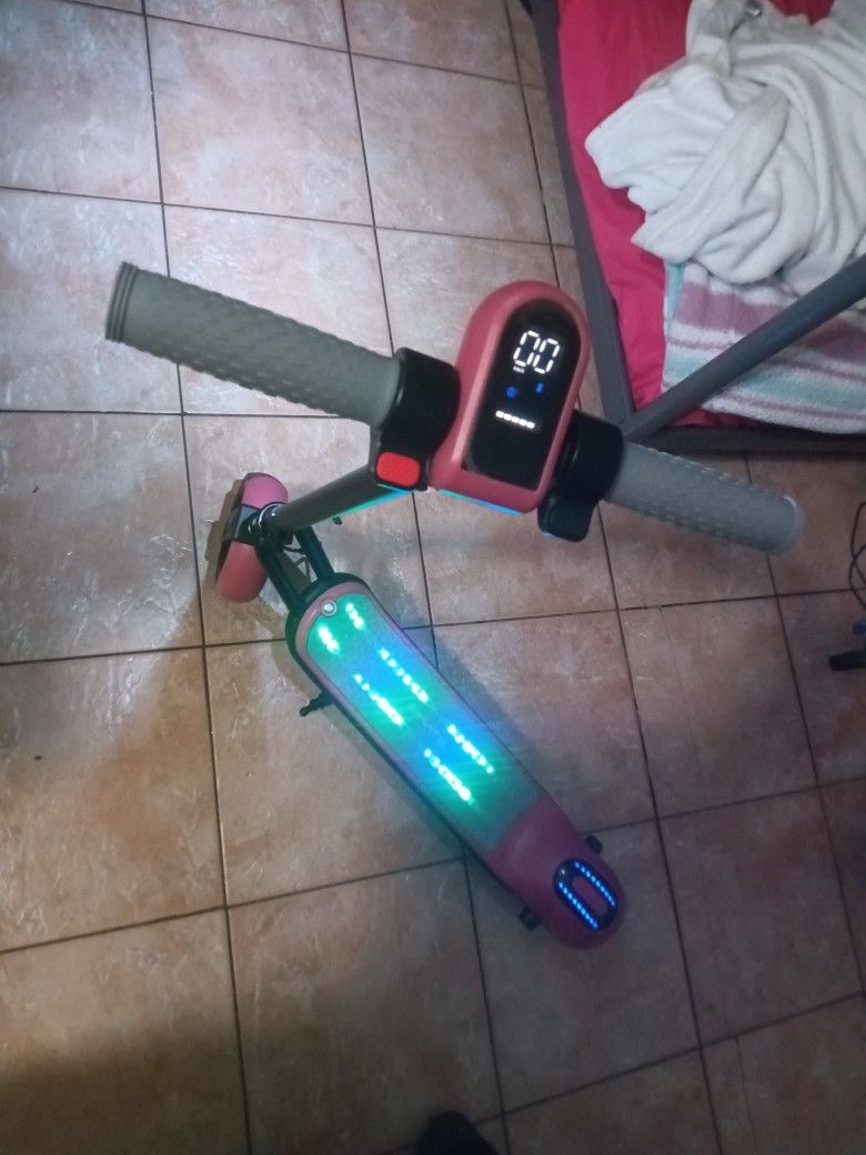 Simate Electric Scooter With Bluetooth Speakers.