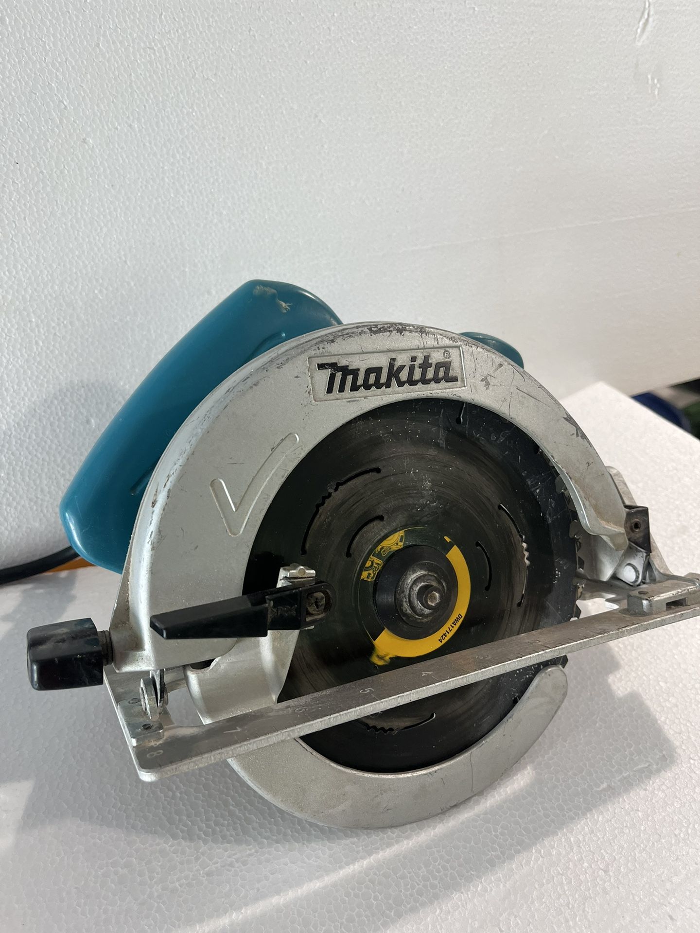 Makita 5740NB Circular Saw corded for Sale in Pocono Summit PA OfferUp