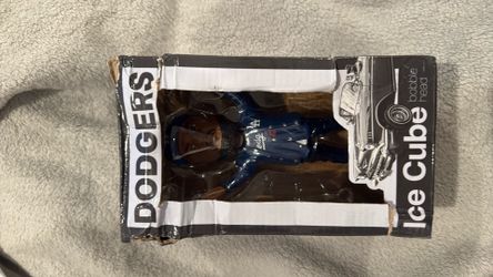 Ice cube bobble head