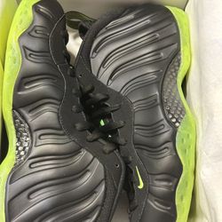 Nike Air Foamposite One – Black/Volt – Size 10.5 (Men)