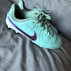 Nike Girls Size 2 Soccer Cleats With Chin Guards