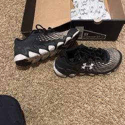 Under Armour Tennis Shoe Size 6 Youth