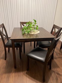 Breakfast Table w/ chairs