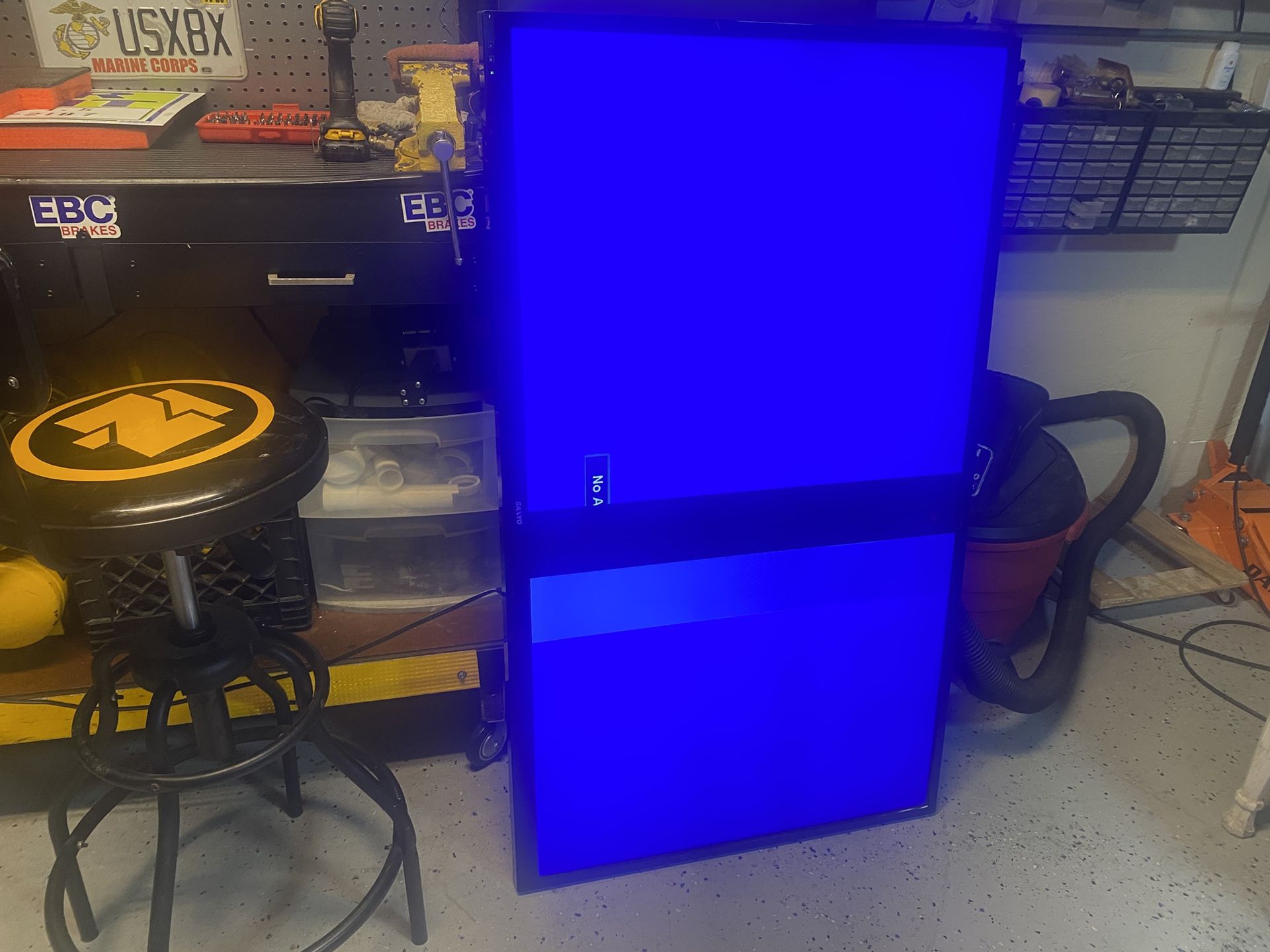 Free 55 “ Sanyo Tv Has A Vertical Back Line