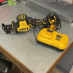 Dewalt reciprocating saw w batt & cherger