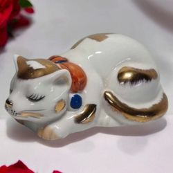 Kutani Ware:
A type of Japanese porcelain originating in the Kaga region of Ishikawa Prefecture, known for its bold designs and vivid colors like gree