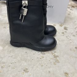 Size 8 - 11 Women Available 