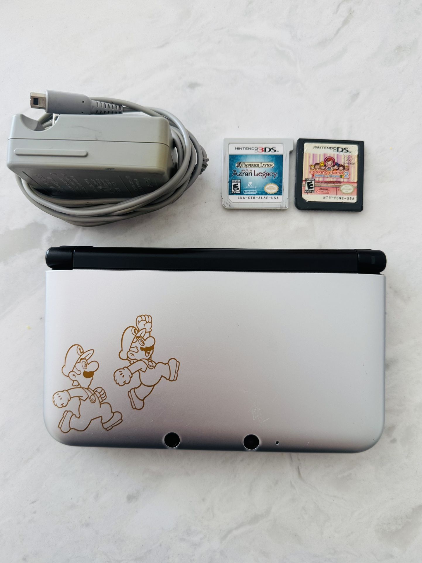 Nintendo 3DS XL + 2 Games