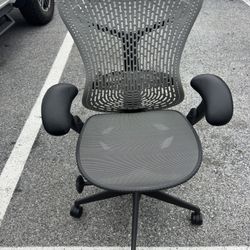 Herman Miller Mirra 1