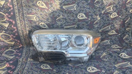 Toyota Tacoma headlights left and right available 2016-2020