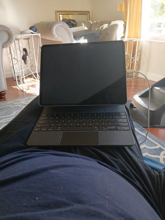 UNLOCKED IPAD PRO 12.9 5TH GEN 512GB WIFI & CELLULAR. GREAT.CONDITIO