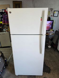 GE refrigerator 64x28x28