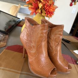Peek A Boo Toe Heels Sz 6